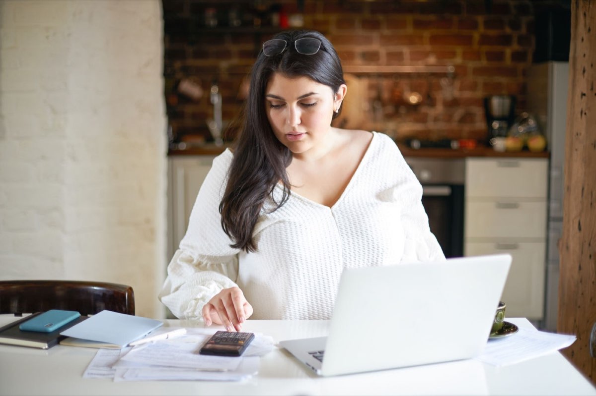 Financial analyst planning on a laptop